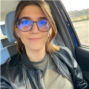 Neolaureata impartisce lezioni di inglese e materie letterarie a bambini della scuola primaria e ragazzi della scuola secondaria